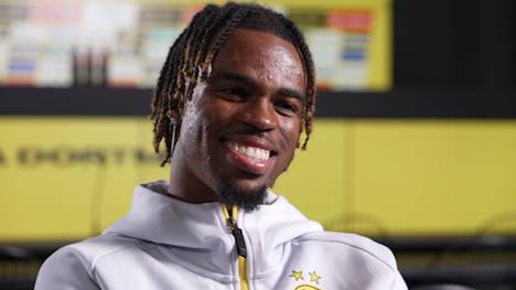 Carney Chukwuemeka ist nach seiner Leihe in der vergangenen Rückrunde zurück beim BVB. Der 21-Jährige scheint nun als fester Bestandteil der Mannschaft direkt einiges vorzuhaben.