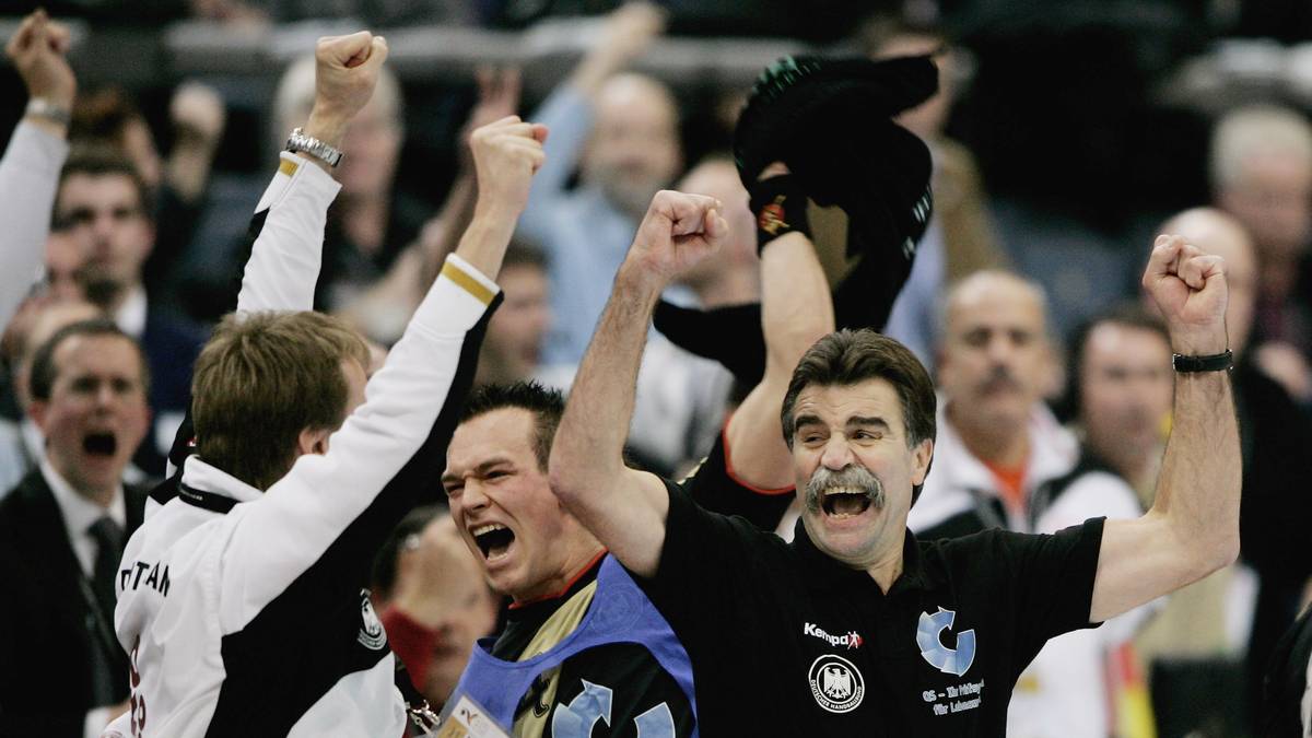 In Köln liegt Heiner Brands Mannschaft von Beginn an in Führung, doch es wird noch reichlich knapp für das DHB-Team. Am Ende setzt sich Deutschland 27:25 durch. Torsten Jansen erzielt den entscheidenden Treffer und ist mit sechs Toren bester Werfer