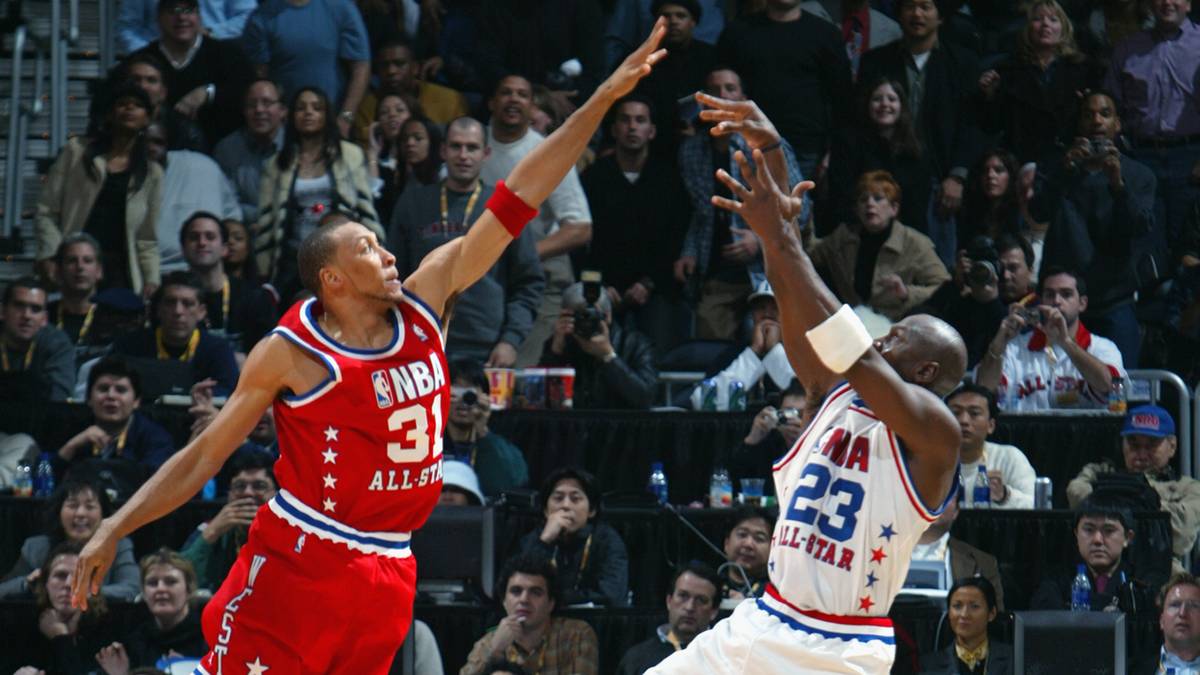 Viel wichtiger ist aber, dass er aus nächster Nähe Michael Jordans (r.) letzten All-Star-Auftritt miterlebt