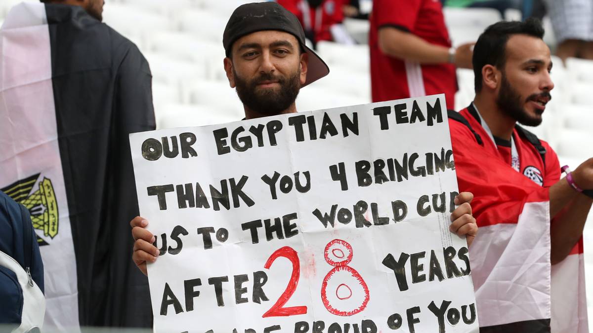 Ein Fan dankt der ägyptischen Nationalmannschaft, die sich zum ersten Mal seit 1990 für eine WM qualifizierte, auch wenn sie nach der Vorrunde raus sind