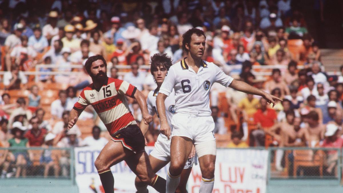 Auch Gerd Müller zog es später in die USA. Hier versucht er, Franz im Trikot der Fort Lauderdale Strikers zu entwischen. Obwohl das hier gelingt, wird der Bomber in Florida nicht glücklich. Vor lauter Einsamkeit beginnt er zu trinken