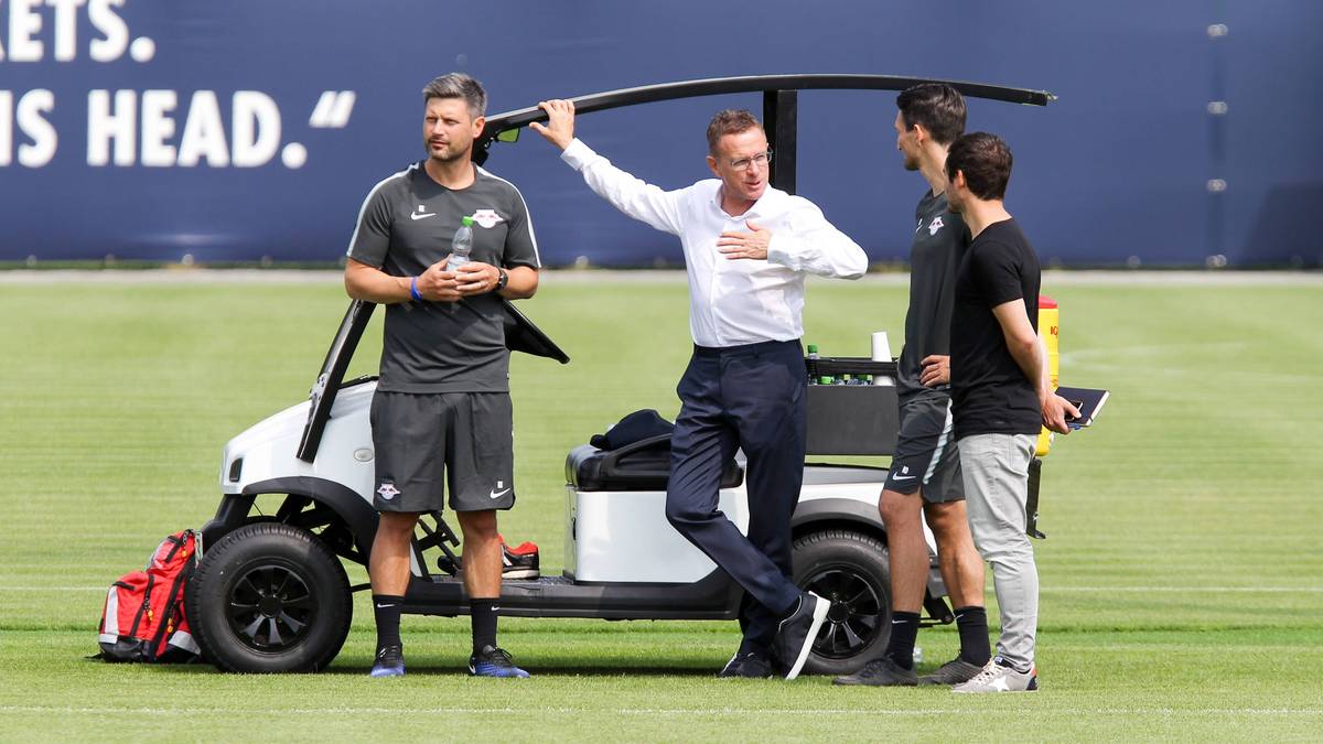 Sportdirektor Ralf Rangnick (M.) hat einen großen Teil seiner Arbeit in der Vorbereitung bereits erledigt. Der Kader steht, weitere Transfers soll es nicht mehr geben