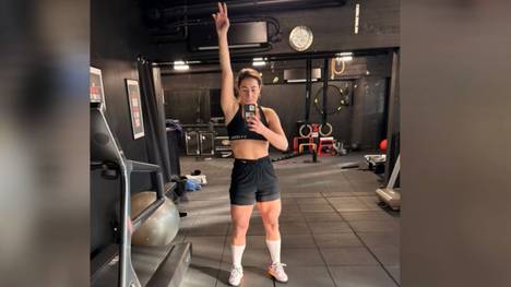 Die Italienerin Sofia Goggia ist nicht nur auf der Skipiste ein sportliches Phänomen. Im Kraftraum zeigt sie sich in der Form ihres Lebens.