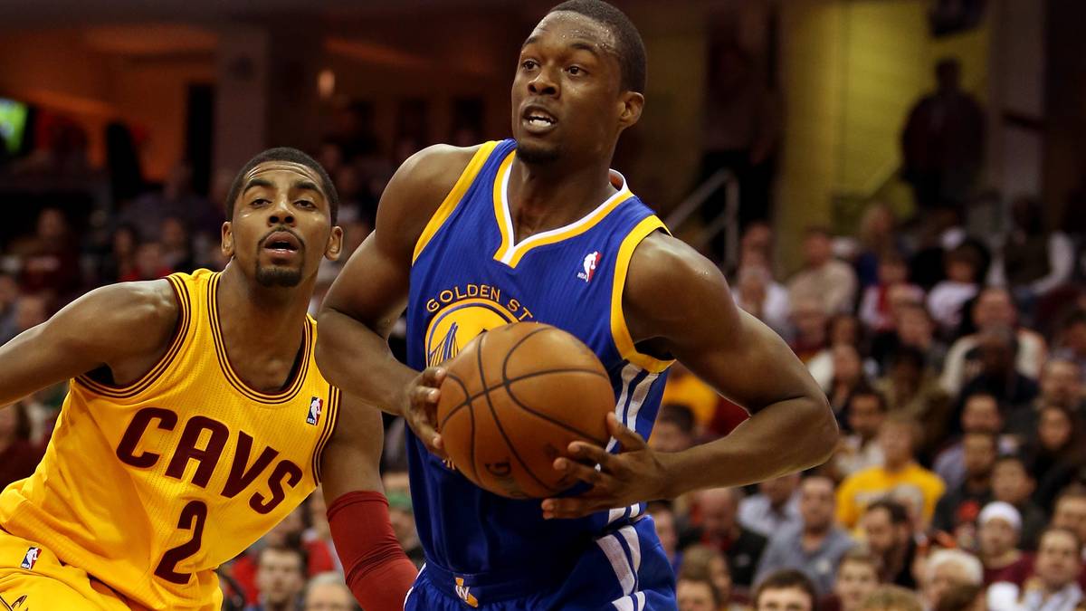 SMALL FORWARD - HARRISON BARNES: Nicht wenige Experten sehen in dem eleganten aber bisweilen phlegmatischen früheren Tar Heel einen entscheidenden Faktor der Serie. Er muss LeBron so gut es geht Paroli bieten - defensiv wird das schwierig, aber er wird Hilfe bekommen. Er muss konstant Rebounds holen und so gut treffen wie in den Conference-Halbfinals gegen Memphis (54,4 Prozent aus dem Feld) oder in Spiel 5 gegen Houston (24 Punkte), denn ihn wird Cleveland freier stehenlassen als Curry oder Thompson