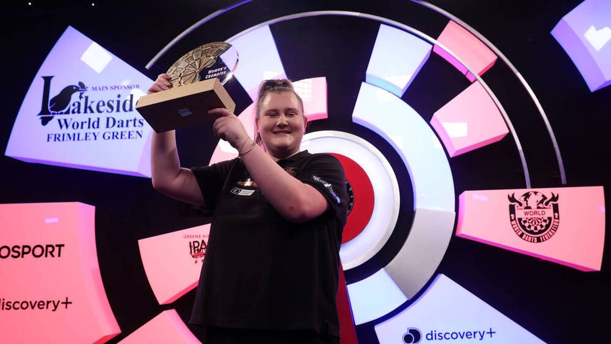 BEAU GREAVES ist der neue weibliche Star der Darts-Welt. Und die 18-jährige Engländerin eilt von einem Rekord zum nächsten: Mit 107,86 Punkten spielt sie den höchsten Average jemals bei einer Women's Series der PDC, sie bleibt zeitweise 52 Spiele ohne Niederlage. 2022 dominiert sie die WDF-Turniere beinahe nach Belieben und wird im April erstmals Weltmeisterin. 2023 gibt sie ihr Debüt im Alexandra Palace