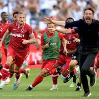 In Belgien wird der Meistertitel in einem unglaublichen Krimi entschieden. Am Ende führt ein früherer Tottenham-Star seinen Klub zum ersten Erfolg seit 1957.