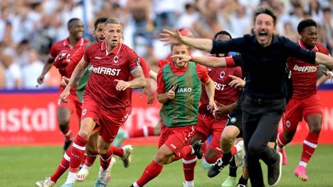 Toby Alderweireld (l.) ließ Mark van Bommel (r.) eskalieren