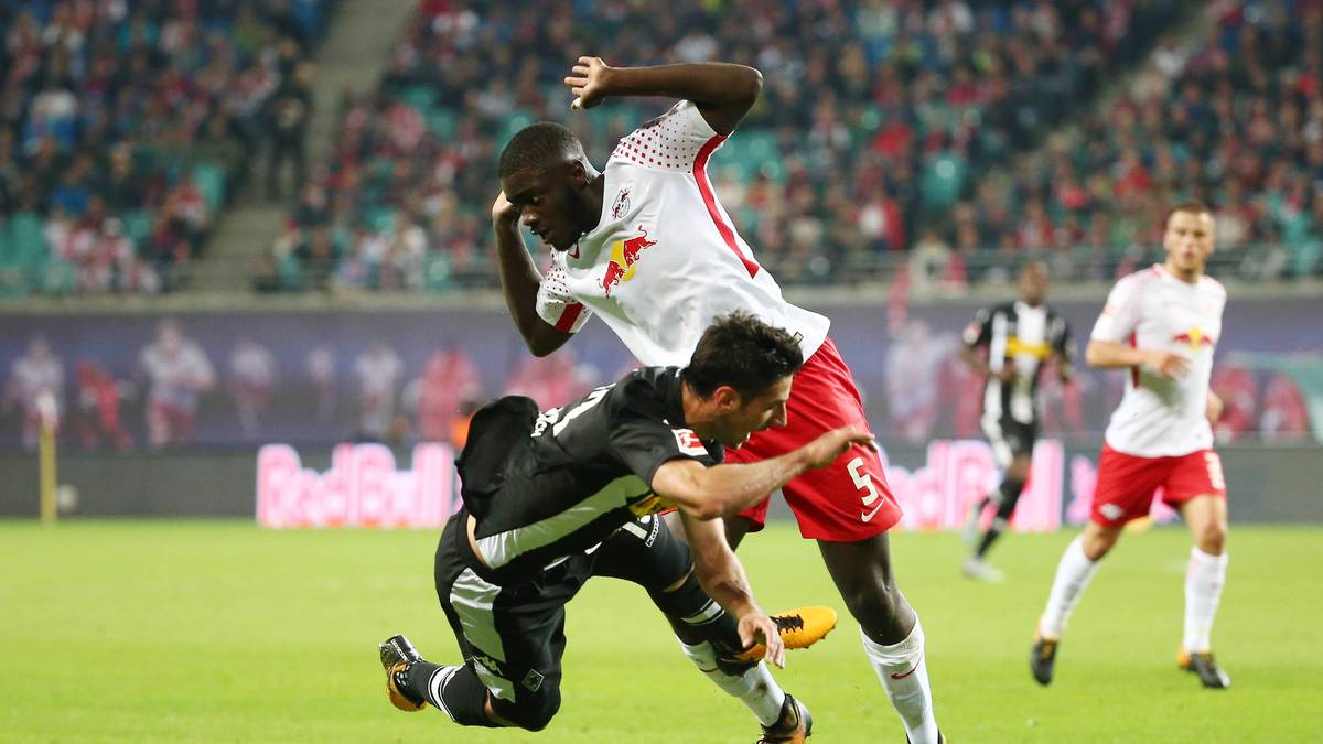 Pikant: Der schreitet zuvor nicht ein, als Stindl von Upamecano im Strafraum gelegt wird. Hier hätte es Elfer geben müssen. Gladbachs Proteste halten sich überraschend in Grenzen