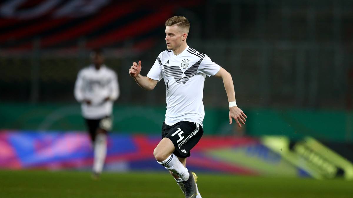 MAXIMILIAN MITTELSTÄDT: Springt als Linksverteidiger in die Bresche für den gelbgesperrten Benjamin Henrichs. Turnier-Debüt für den Herthaner nach bisher vier U21-Länderspielen - da darf auch schon mal etwas Abgezocktheit fehlen