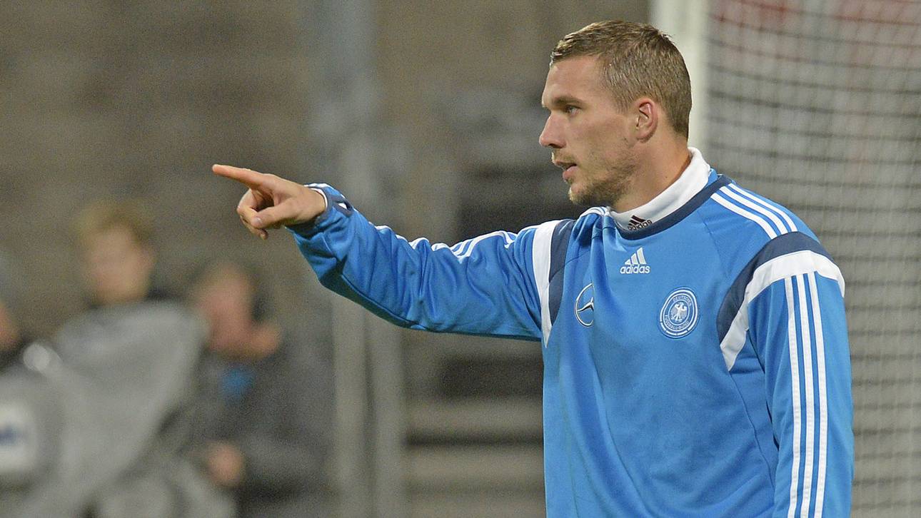 Podolski steht vor einem Roulettespiel