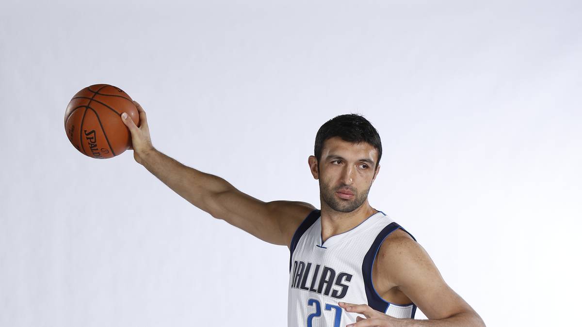 Zaza Pachulia (Center) - Vertrag bis 2016, Gehalt (15/16): 5,25 Millionen Dollar - Nach dem Rückzieher von DeAndre Jordan stehen die Mavericks ohne Center da. Als Notersatz holen sie per Trade den Georgier Pachulia aus Milwaukee. Der 31-Jährige kostet nur einen zukünftigen Zweitrundenpick, weil er in Milwaukee nach Greg Monroes Verpflichtung überflüssig ist. Pachulia ist über seine Karriere mit durchschnittlich 7,0 Punkten und 5,6 Rebounds pro Spiel ein solider Backup - mehr nicht. Immerhin läuft sein Vertrag nur noch ein Jahr