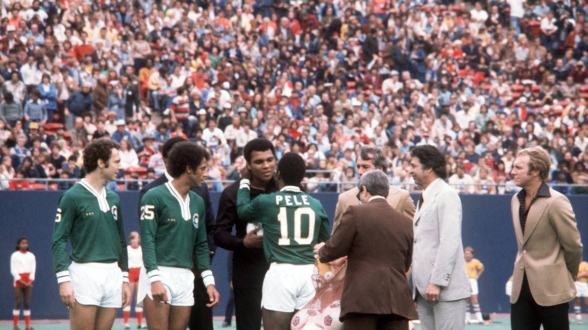 Legenden unter sich: Als Pele 1977 seine Karriere beendete, kam auch Muhammad Ali. Man kannte sich, man schätzte sich. Abends waren Franz und seine Mitspieler oft im legendären Nachtclub Studio 54, dort fiel auch einmal Star-Tenor Luciano Pavarotti vor Beckenbauer auf die Knie und japste: "Maestro"