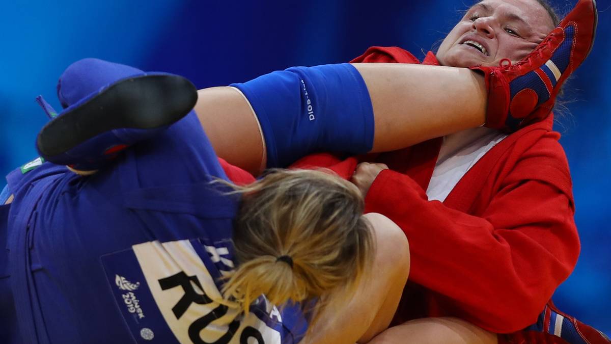 Zhanara Kusanova aus Russland zeigt beim Sambo gegen ihre Kontrahentin Mariya Oryashkova aus Bulgarien mehr als nur vollen Körpereinsatz. Die Bulgarin bekommt sogar den Schuh der Russin zu schmecken
