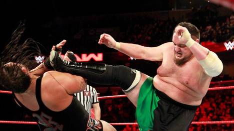 Samoa Joe (r.) muss bei WWE eine Zwangspause einlegen