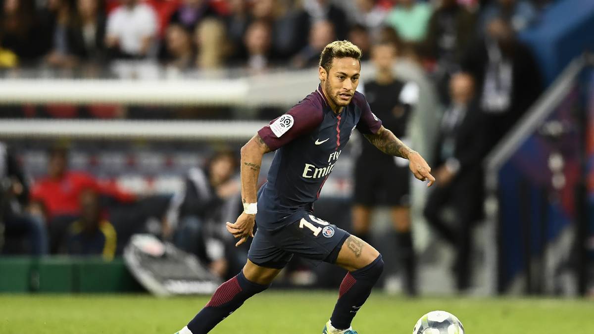 PLATZ 11 - NEYMAR (26/Brasilien/Paris Saint-Germain): Beweist nach seinem 222 Millionen Euro schweren Transfer, dass Geld Tore schießt. Begeistert Paris vor allem mit traumhaften Freistößen, Pässen und Dribblings. 34 Scorer-Punkte in der Ligue 1 - weitere zehn in der Königsklasse. Fehlt in den nächsten zwei Monaten aber verletzt