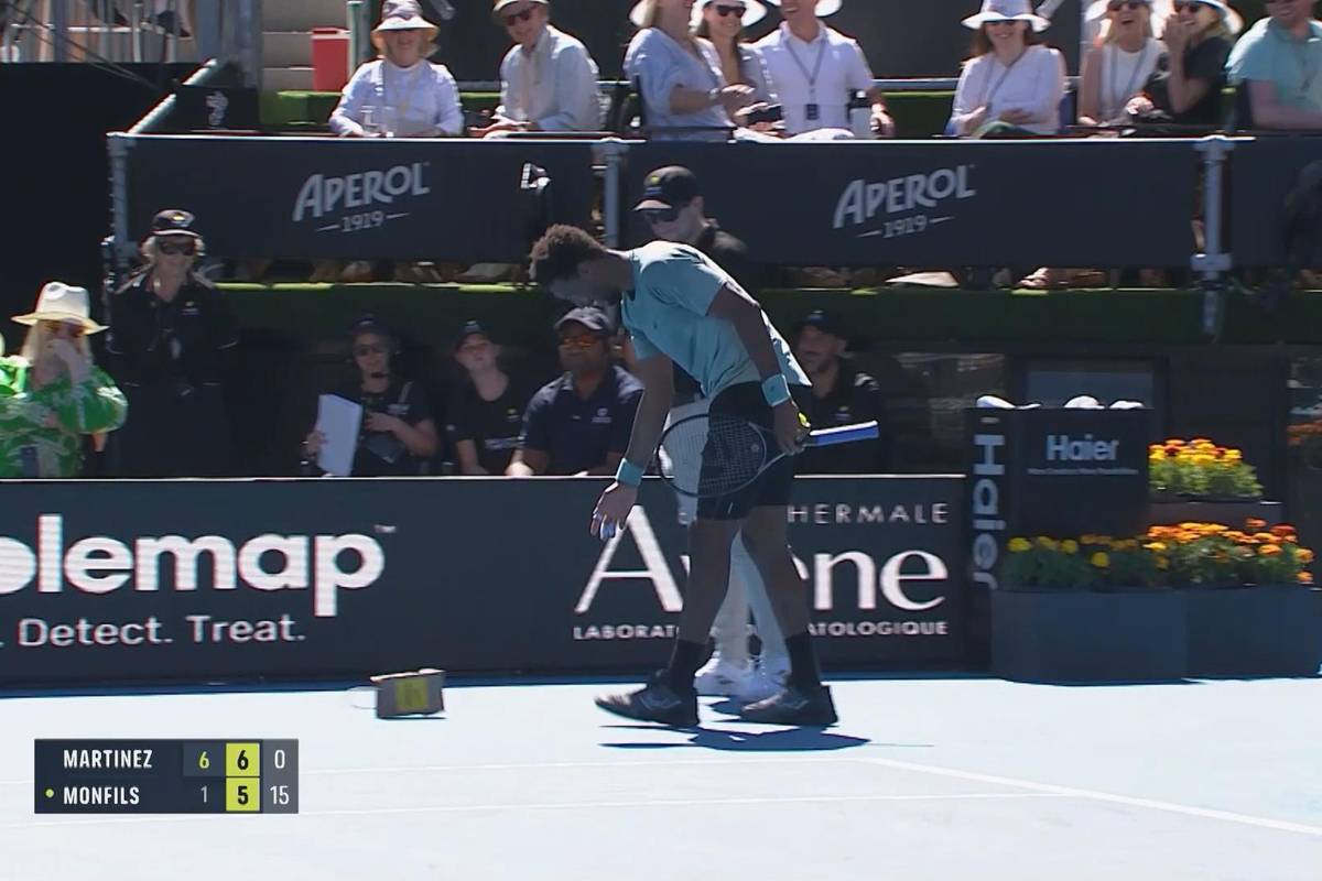 Bei der ATP-Tour in Auckland kommt es beim Match zwischen Gaël Monfils und Pedro Martinez zu einer kuriosen Szene.  