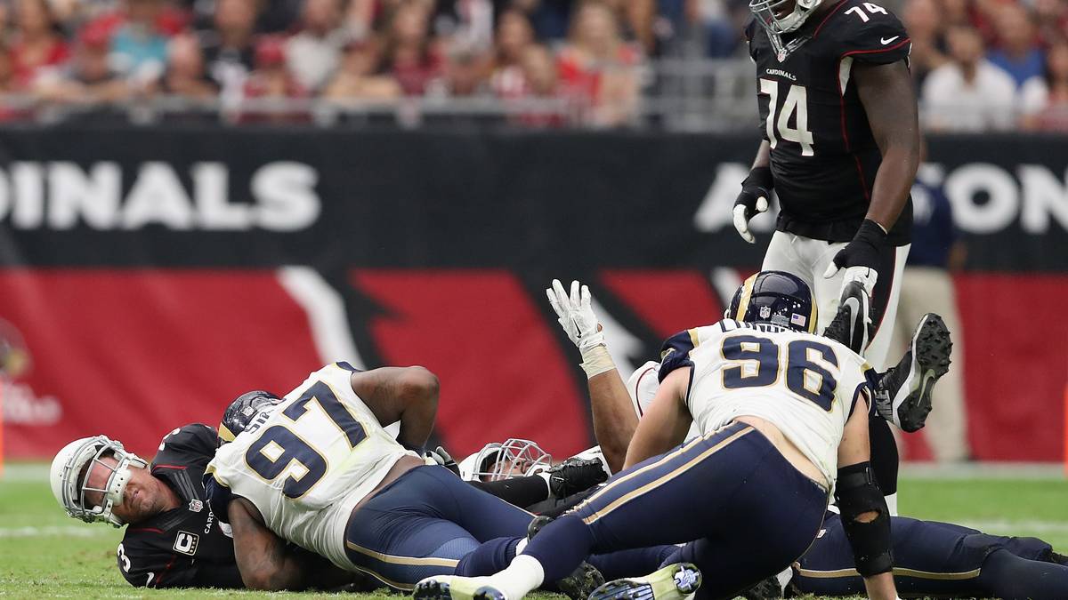 CARSON PALMER: Auch Arizonas  Quarterback  muss beim Spiel gegen die L.A. Rams ordentlich einstecken und erleidet eine Gehirnerschütterung. Er ist ebenfalls fraglich 