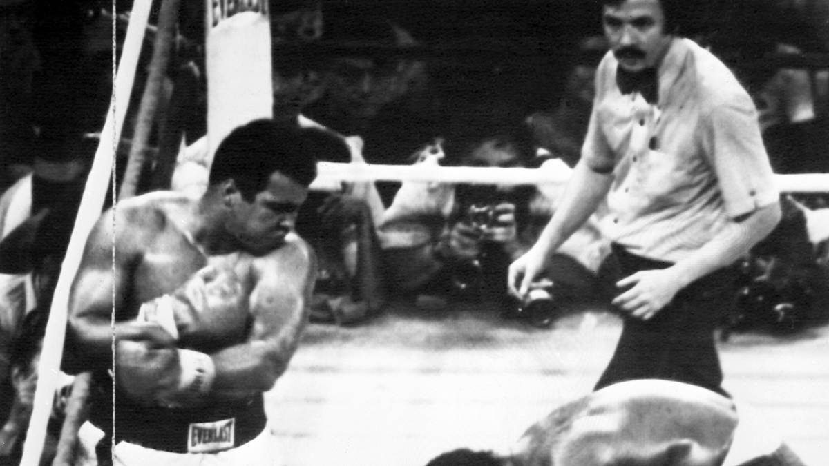 In der 14. Runde bewegt sich der selbst völlig erschöpfte Ali fast wie eine Marionette, doch seine Schläge haben noch immer eine mörderische Wucht. In der Pause vor der 15. und letzten Runde, wirft Fraziers Trainer Eddie Futch das Handtuch. Er sagt: "Jeder weitere Schlag hätte tödlich sein können"