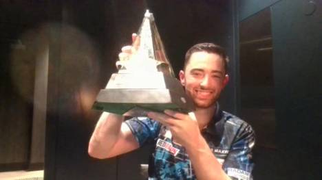 Luke Humphries ist Premier-League-Sieger 2025 und vollendet die Triple Crown bestehend aus Premier League, Weltmeisterschaft und World Matchplay. So viel bedeutet es dem neuen Champion.