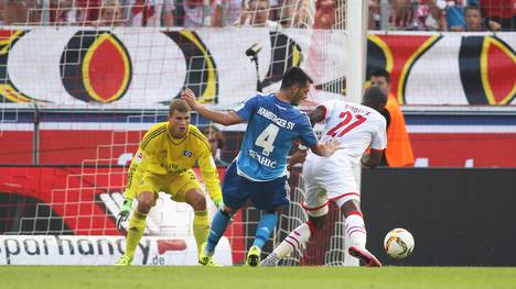 Strittigste Szene der Partie: Emir Spahic vom Hamburger SV sieht für eine vermeintliche Notbremse gegen Anthony Modeste (1899 Hoffenheim) 