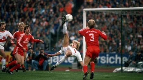 Jürgen Klinsmann (Stuttgart, Mitte) erzielte gegen den FC Bayern das Tor des Jahres 1987