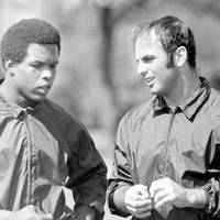 Gale Sayers und Brian Piccolo überwanden als Teamkollegen die Rassentrennung in der NFL. Ein legendärer Sportfilm verewigte ihre traurige Geschichte.