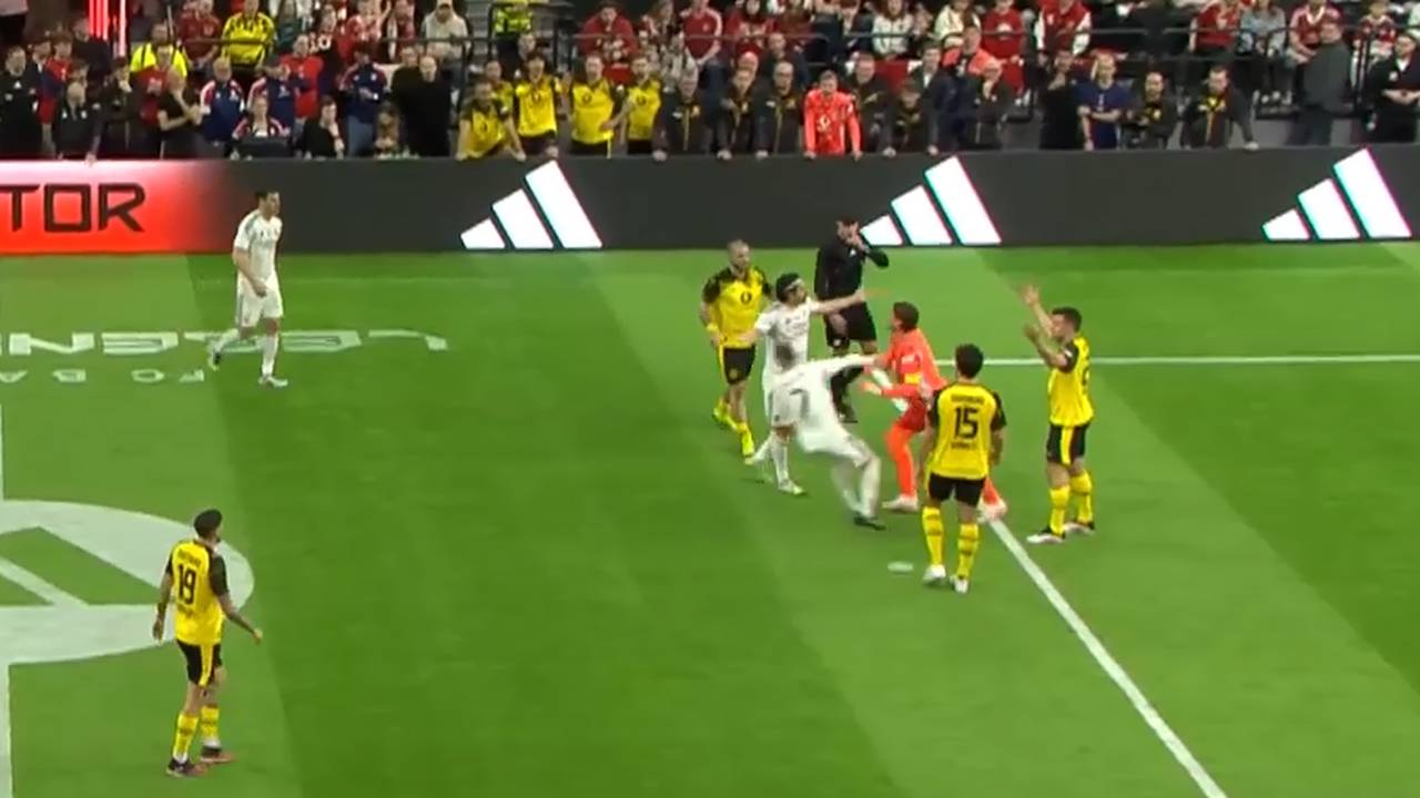 Wrestling im Legenden-Finale! In dieser Aktion geht es heiß her