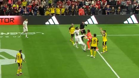 Der Legends Cup ist kein klassisches Altherren-Turnier. Selbst im Finale im Münchner SAP-Garden geht es noch hitzig zu. 