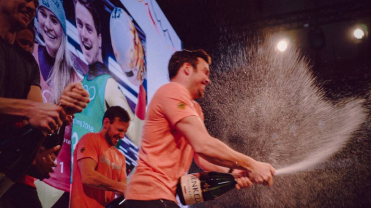 Auch die deutschen Rodler wissen wie man so richtig feiert. Nach ihrer Goldmedaille haben sie es vor allem auf einen abgesehen...