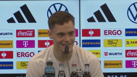 Florian Wirtz von Bayer 04 Leverkusen ist nach seiner Verletzung zurück beim DFB-Team. Auf der Pressekonferenz sorgte er jetzt direkt für einen Lacher.