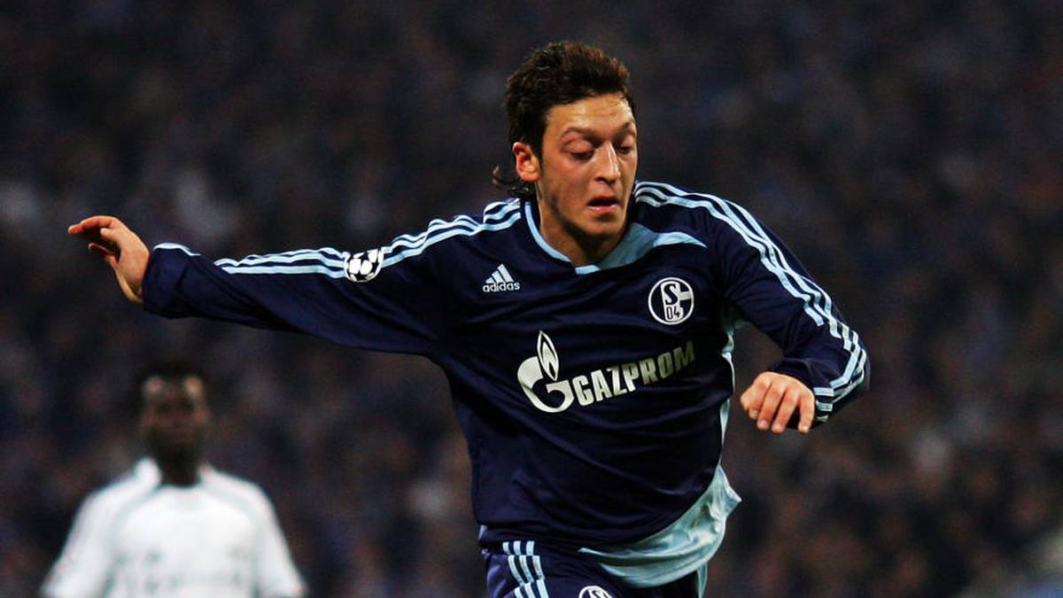 Im Alter von gab Mesut Özil sein CL-Debüt für Königsblau