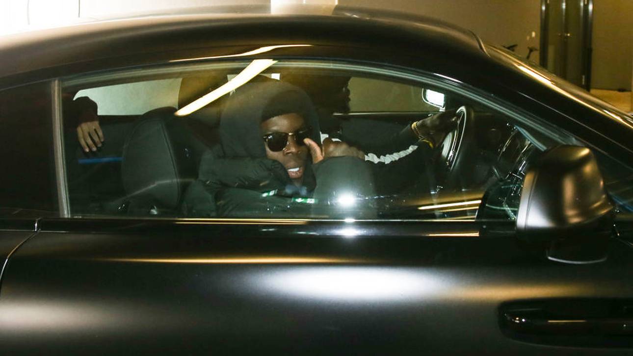 Dennis Schröder fährt bei Fußball-Spiel von Eintracht Braunschweig in Luxuswagen vor