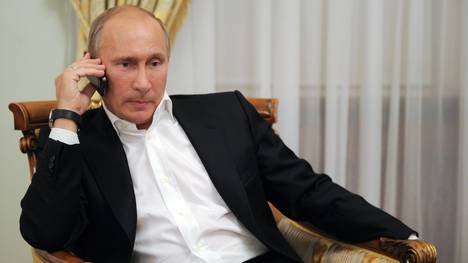Wladimir Putin gratuliert Stanislaw Tschertschessow per Handy