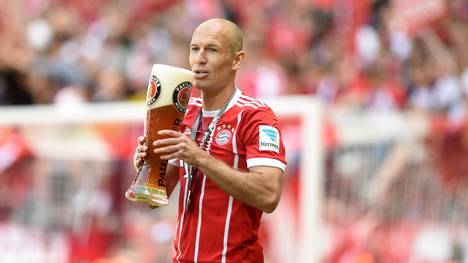 Arjen Robben feiert den Titel des FC Bayern mit einem Weißbier