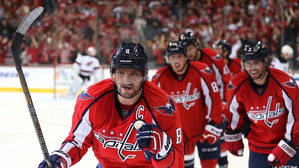 Die Caps sind das erste Team, das die 100-Punkte-Marke in dieser Saison erreicht - und das, obwohl Superstar Owetschkin zum ersten Mal seit drei Jahren nicht die 50-Tore-Marke knackt (33 Treffer). Das Prunkstück der Hauptstädter ist die Defensive, mit nur 180 Gegentreffern die beste der Liga. Allerdings: Seit Owetschkin in Washington spielt, kamen die Caps nie über die zweite Runde hinaus