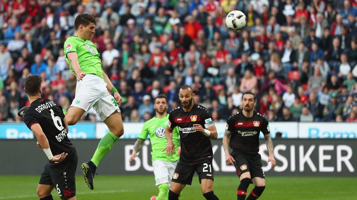 Dann aber schlägt Gomez zu. Nach einer Flanke von Jakub Blasczykowski nickt der Torjäger zum Anschlusstreffer ein. Und läutet damit eine irre Schlussphase ein