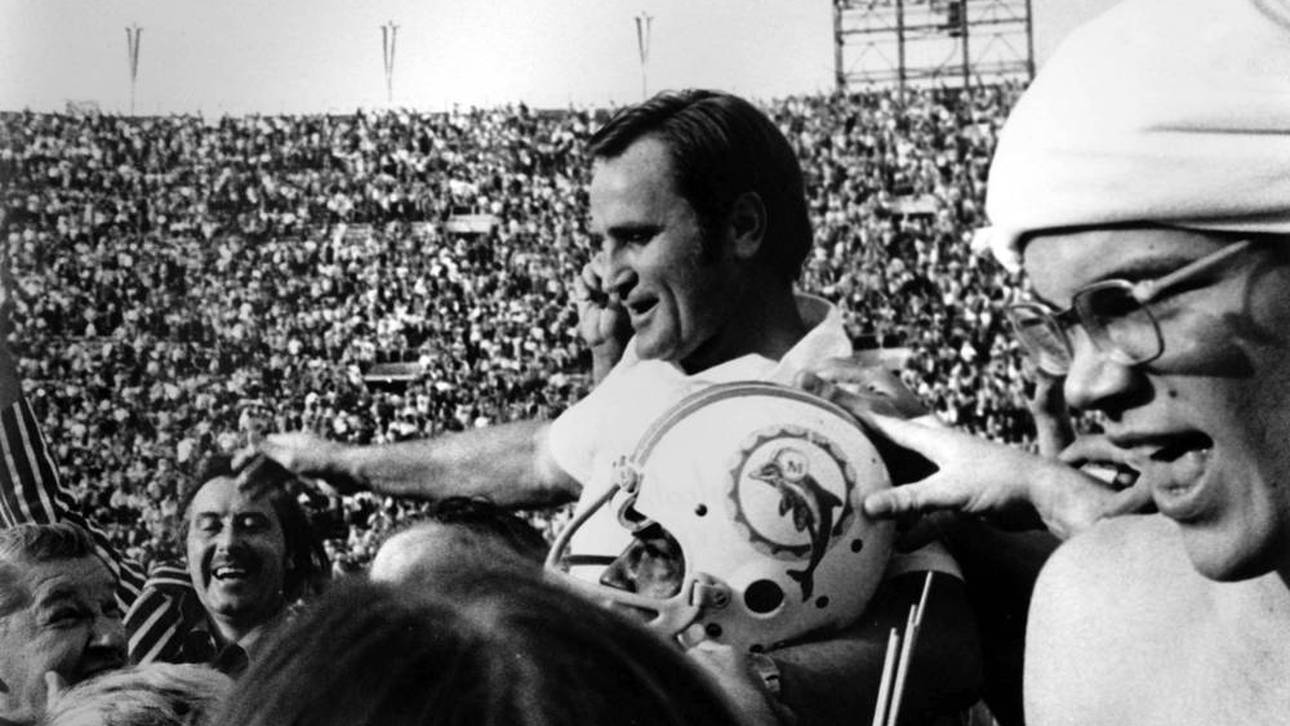 NFL-Headcoach Don Shula (Miami Dolphins, Mitte) wird während der Meisterfeier von seinen Spielern getragen