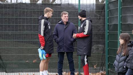 Die deutsche U21-Nationalmannschaft hat Besuch bekommen. Dieter Hecking, Trainer des VfL Wolfsburg, schaut bei einer Trainingseinheit vorbei.