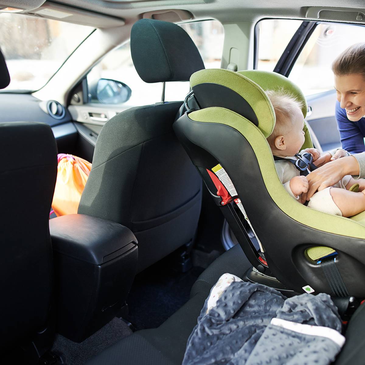 Kinder im Auto: Unter bestimmten Voraussetzungen vorne mitfahren