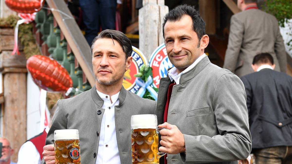7. OKTOBER: Die miese Stimmung nach dem Fiasko gegen Gladbach steht Niko Kovac ins Gesicht geschrieben - auch wenn er zusammen mit Hasan Salihamidzic beim Wiesn-Besuch gute Miene zum bösen Spiel machen muss. 
