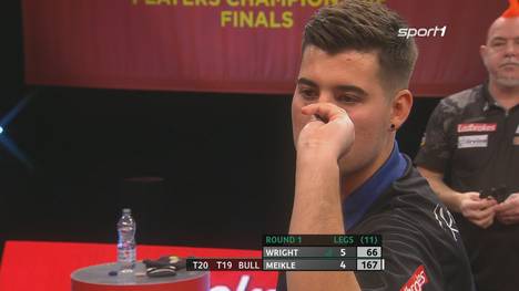 Peter Wright muss beim Darts Players Championship gegen den Nachrücker Ryan Meikle ins Entscheidungsleg. Dort hat der Weltmeister dann die besseren Nerven.