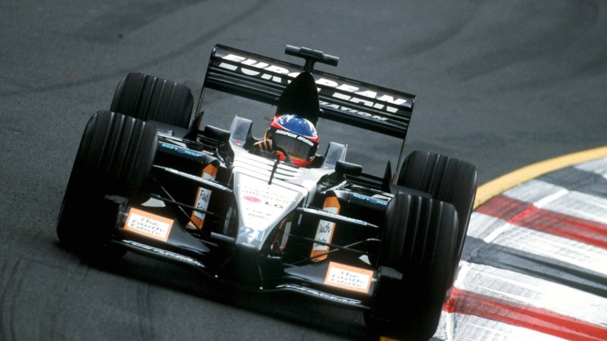 Dabei hatte er zu Beginn seiner F1-Laufbahn nicht gerade hochkarätige Verträge. Beim Hinterbänkler-Team Minardi stieg er einst in die Königsklasse des Motorsports ein