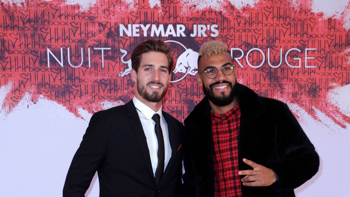 Und auch der an Eintracht Frankfurt verliehene Keeper Kevin Trapp (l.) war eingeladen und setzte auf den eleganten Look - anders als der frühere Schalker Stürmer Eric-Maxim Choupo-Moting