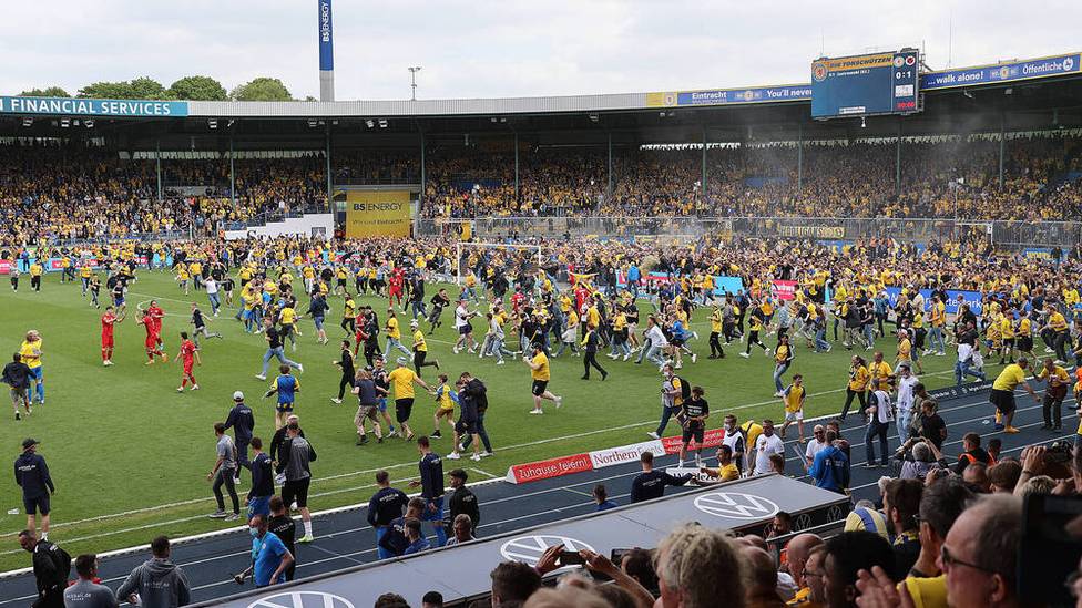 Am letzten Spieltag sorgen die Braunschweig-Fans für einen Platzsturm noch vor Abpfiff