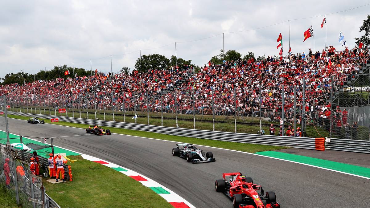 Als Bottas in die Box abbiegt, ist Hamilton direkt hinter Räikkönen