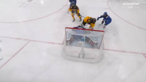 Laura Kluge wird im Eishockey-Duell mit Gastgeber Italien zur Matchwinnerin. Durch ihr tolles Solo sichert sie der DEB-Auswahl den 2:1-Sieg. Auch wenn das Viertelfinale für die deutschen Damen bereits sicher war, konnte so der zweite Platz in der Gruppe gefestigt werden.