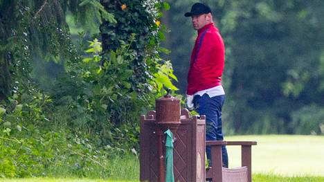 Erwischt! Wayne Rooney erleichtert sich auf dem Golfplatz
