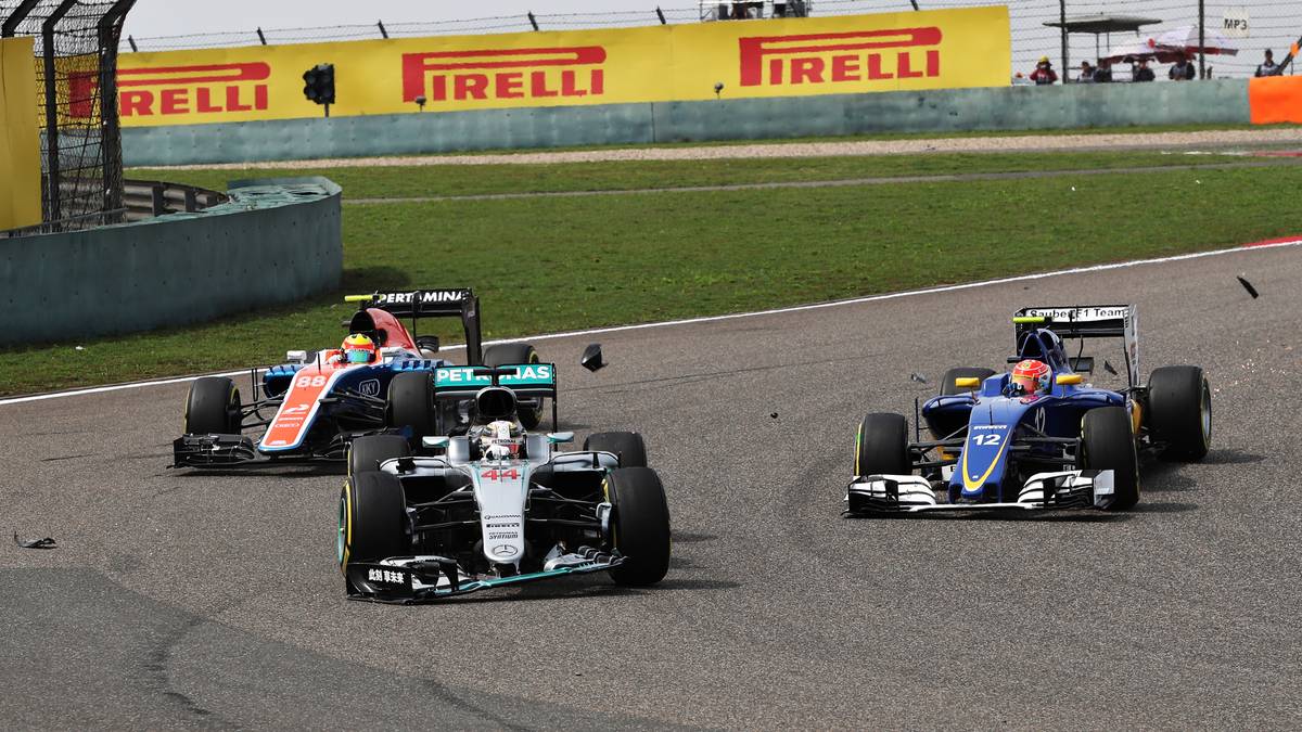 Lewis Hamiltons Aufholjagd vom letzten Startplatz beginnt wegen einer Kollision in der ersten Runde verspätet. Am Ende fährt der Brite immerhin noch auf Rang sieben vor