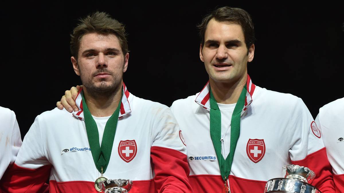 Im November erfüllt er sich dann einen weiteren sportlichen Traum: "FedEx" gewinnt mit der Schweiz an der Seite von Wawrinka (l.) den Davis Cup. Federer sichert mit einem Sieg gegen Richard Gasquet den Erfolg über Frankreich