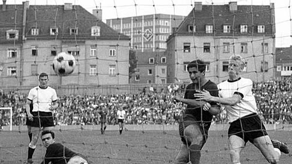 Zur Saison 1965/1966 entern mit dem FC Bayern und Borussia Mönchengladbach zwei Teams das Oberhaus, die die Liga ein Jahrzehnt lang gemeinsam dominieren. Die Bayern fangen schon in der ersten Saison an: Nach vier Spieltagen sind sie mit auf die 3-Punkte-Regel umgerechneten neun Zählern Tabellenführer. Borussia Neunkirchen schießen die Münchner um den jungen Gerd Müller mit 6:0 aus dem Grünwalder Stadion. Nach 34 Spieltagen ist der FC Bayern Dritter